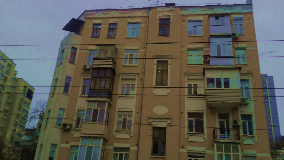 Антоновича,  93. Цвета чуть насыщены, снимок чуть затемнен..