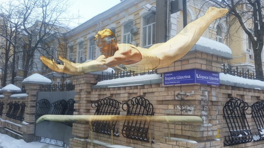 Эпозально, не так ли? Угол бышвего пер. Горького, теперь пер. Шахлина, с Красноармейской, ные Б.Васильковской