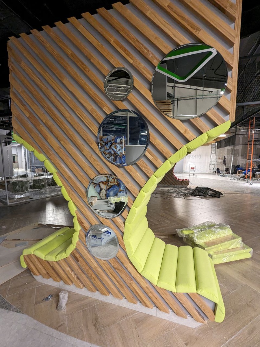 В одном из торговых центрах города Перми мы совместно с нашими партнерами воплотили задумки дизайнера. Таким интересным образом нам удалось обыграть колонны торгового центра.