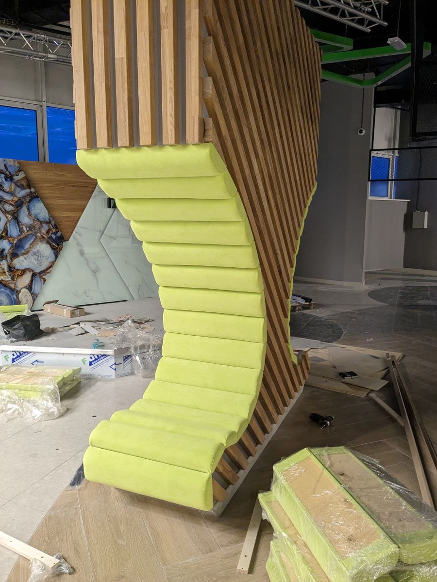 Монтаж наших уникальных и безумно удобных кресел. Как вам выбор цвета ткани? Нам изначально показалось слишком уж кислотно))