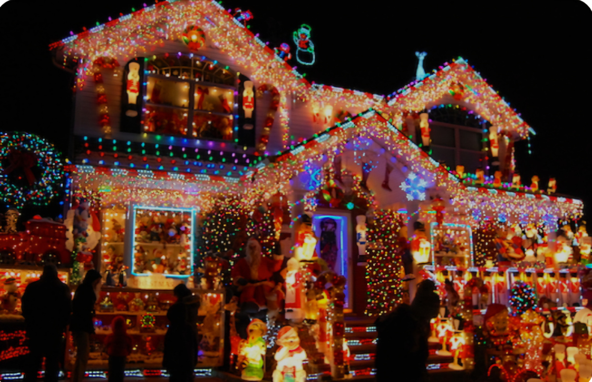 Соревнования улиц. Заставляет украшать все дома невероятным количеством огоньков