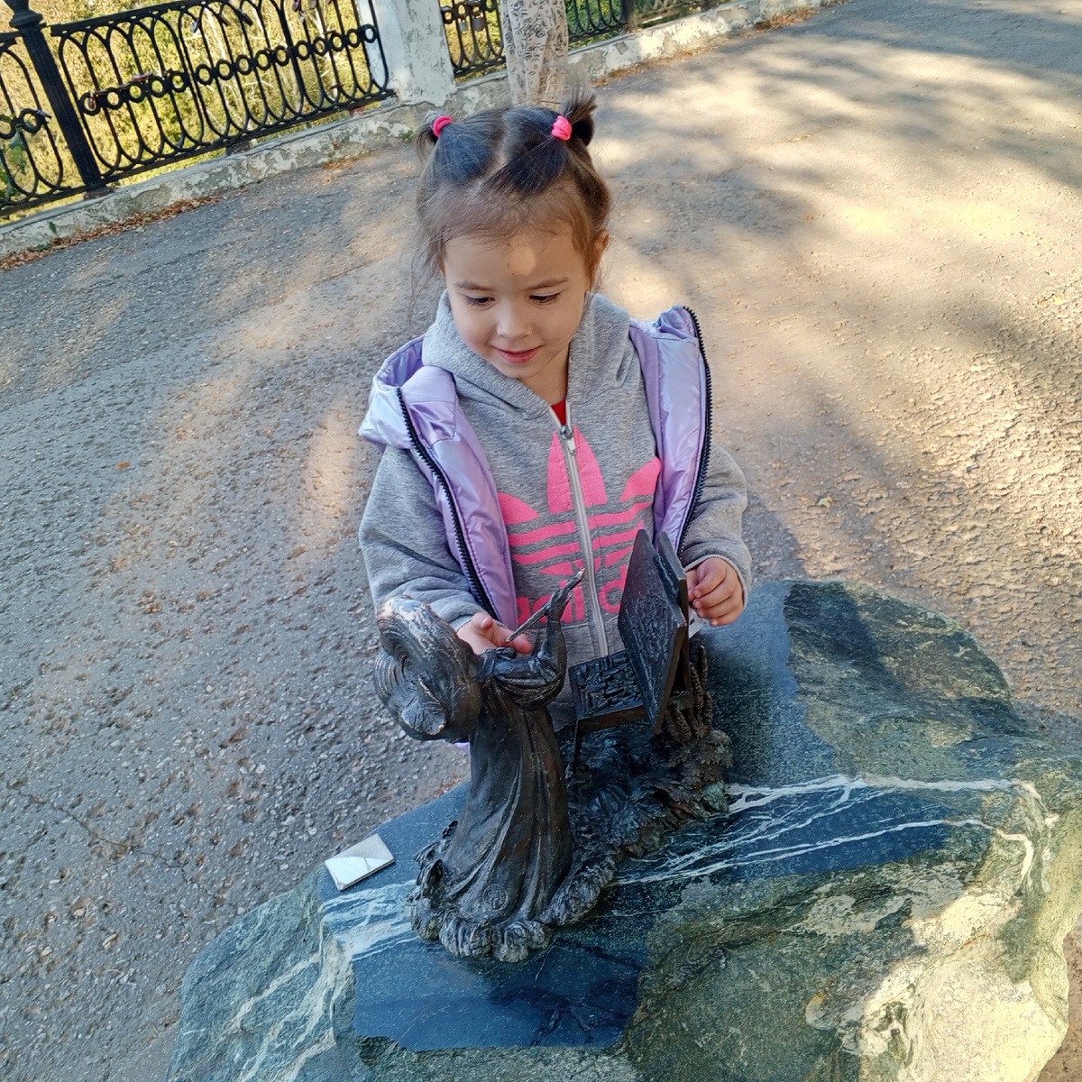 На личной фото автора- гриб - художник. Внучка очарована фигуркой гриба. 