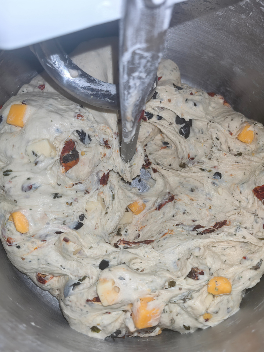 Тесто с добавками в тестомесе. Фото автора.