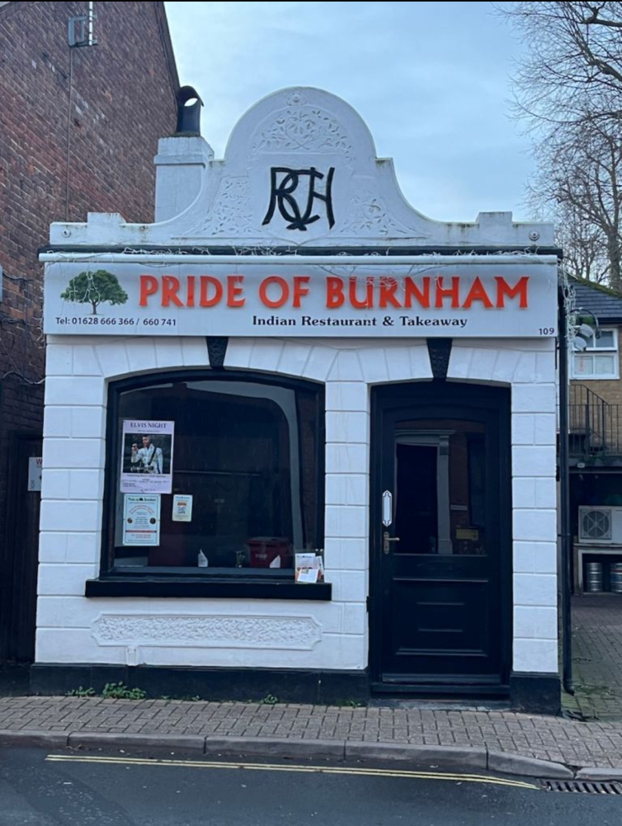 Индийский ресторан в деревне Бёрнем.