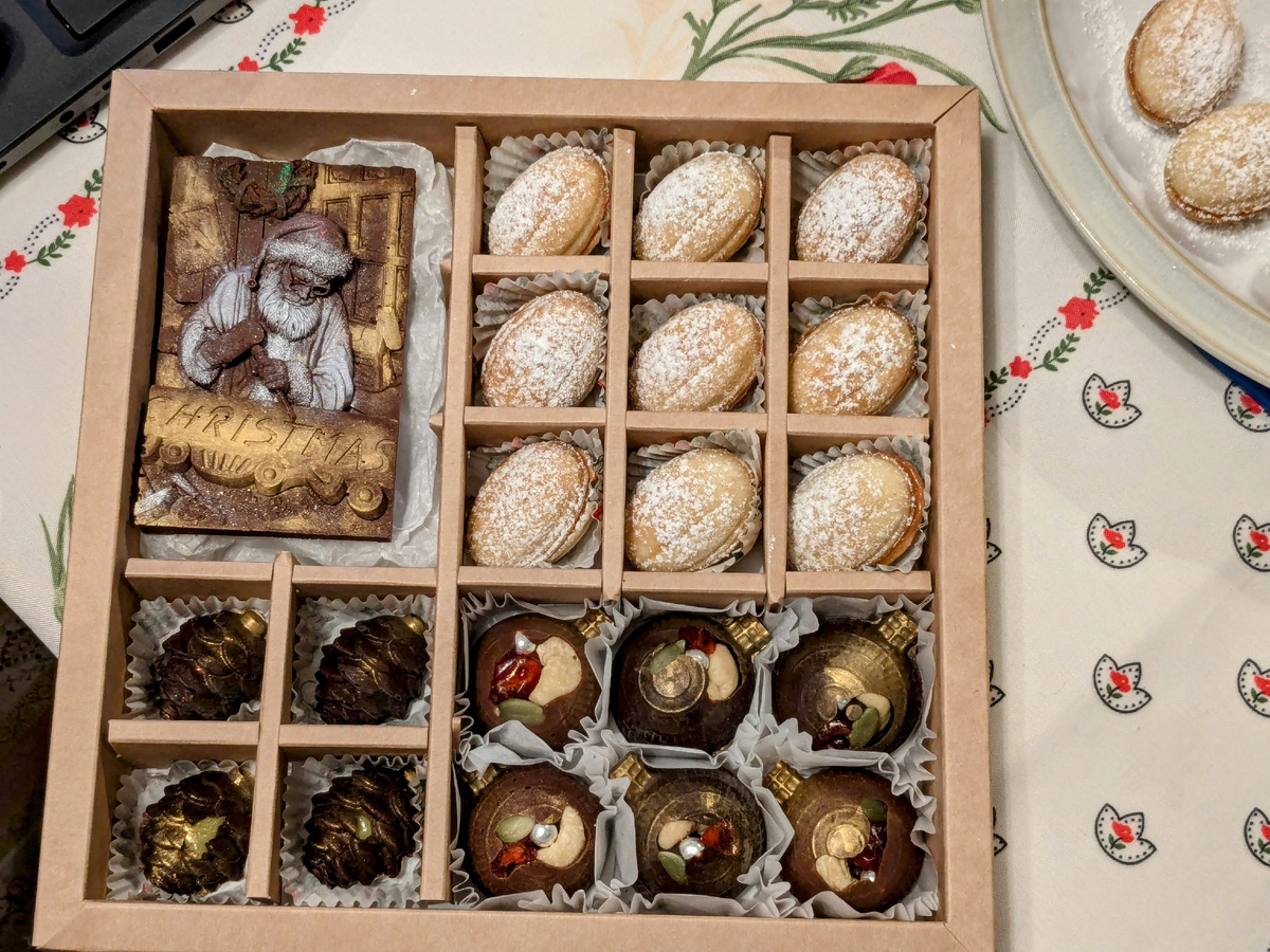 В этом году коробки с выпечкой и шоколадом для друзей и родных выглядят так. Фото из личного архива, декабрь 2024