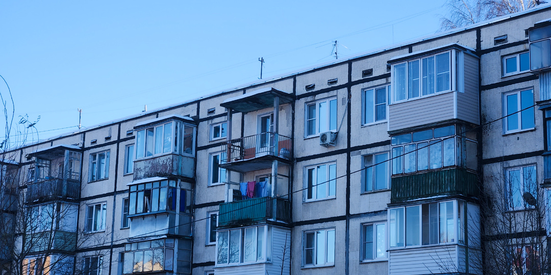 Сохранившиеся дома серии II-32 в Дедовске - пятиэтажки с балконами на столбах