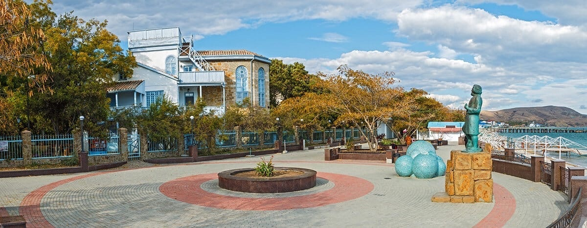 Коктебель. Дом Волошина. Фото с сайта https://vk.com/wall-92729920_22637?lang=en. Взято с Яндекс.Картинки