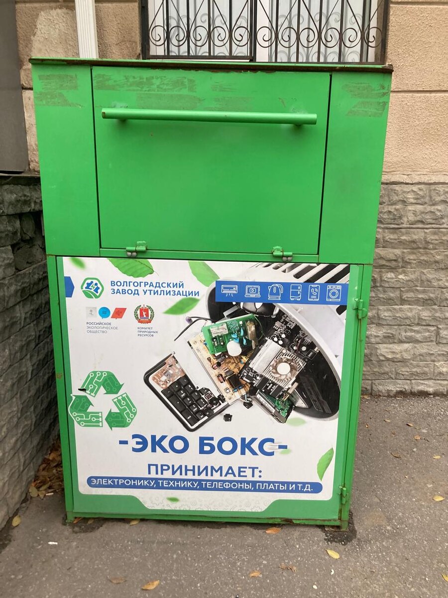 На площади Советской стоит, если кому надо. С той стороны, где фонтан. 