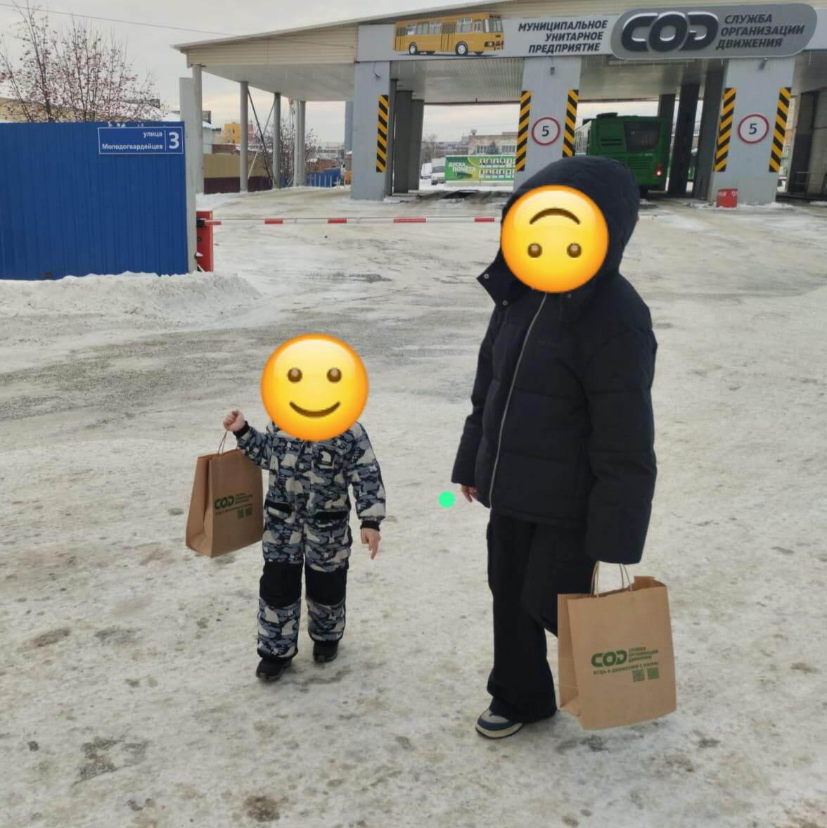 Вот они герои моей истории... Получили подарки на папиной работе