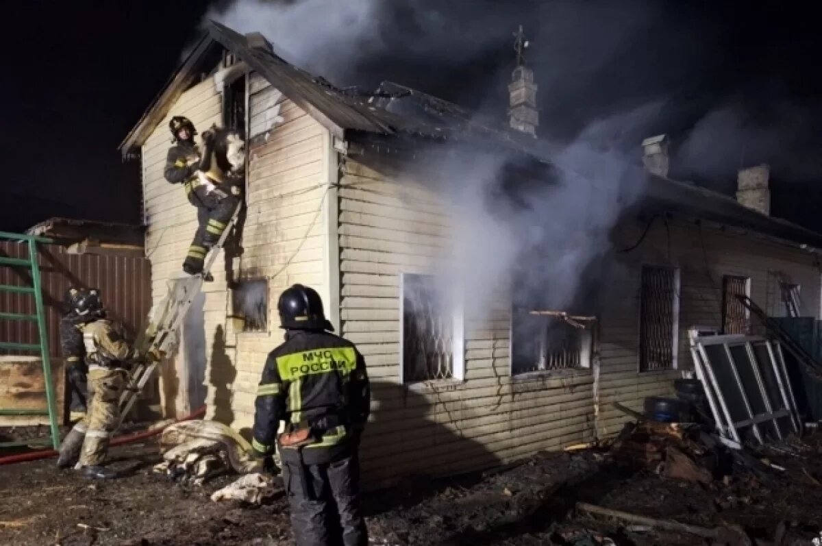    Спасатели ликвидировали пожар в четырехквартирном доме Владивостока