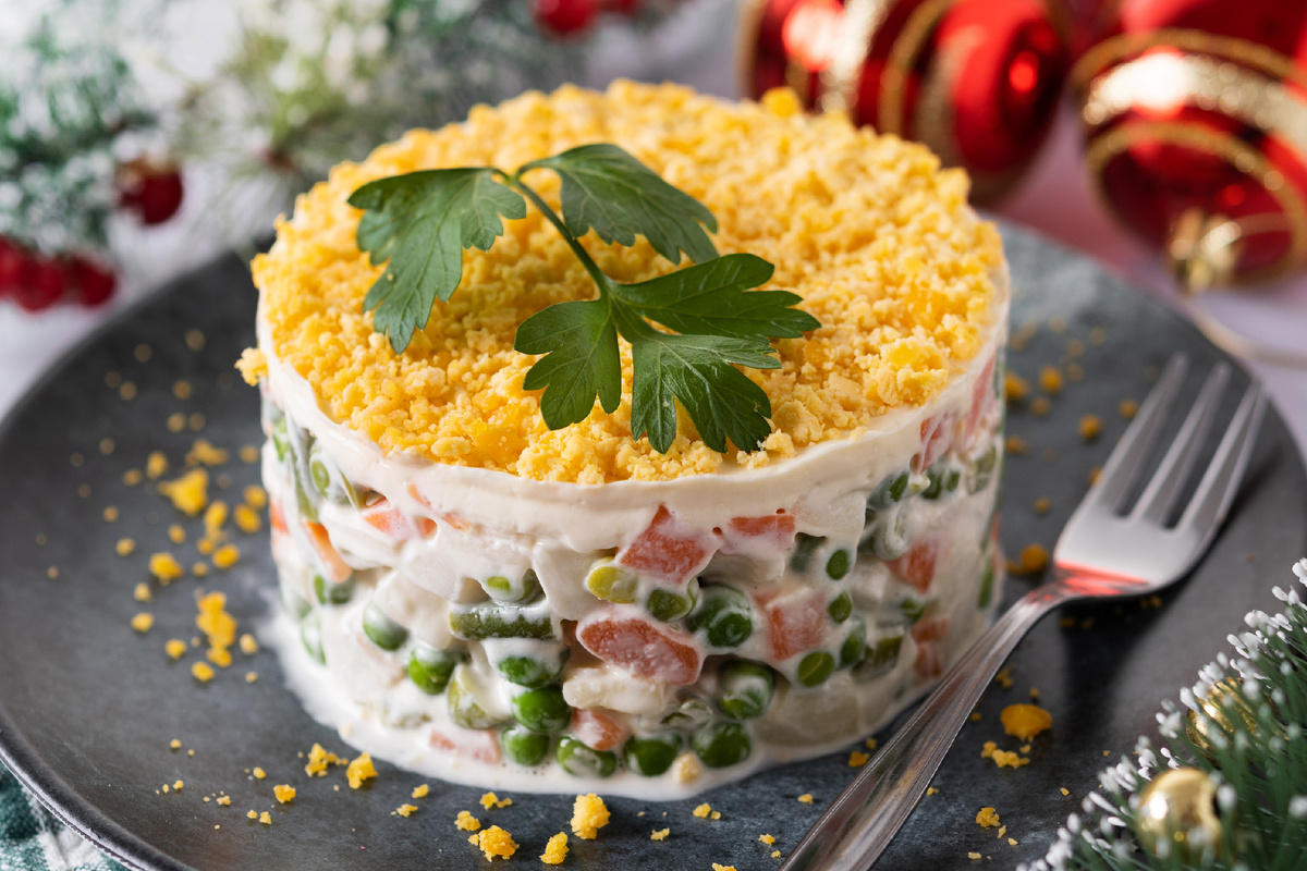 https://ru.freepik.com/free-photo/russian-salad-olivier-salad-christmas-dinner_34681242.htm#fromView=search&page=1&position=31&uuid=9b2f97c4-4975-40b7-b98a-9420c5e2df84&new_detail=true