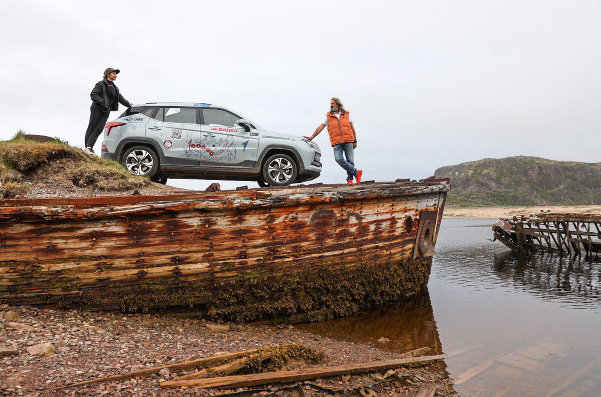   О промежуточных итогах экспедиции мы рассказывали летом, когда она перевалила за «экватор», 50 тысяч километров. Напомним, что автором идеи выступил Андрей Леонтьев — журналист, автоспортсмен, многократный рекордсмен России по автомобильному спорту. Читатели «Мотора» знают его как минимум по Дням скорости на льду Байкала. Напарница Леонтьева — чемпионка мира по боксу и двукратная чемпионка мира по водномоторному спорту, рекордсменка России по автоспорту, общественный деятель, детский омбудсмен и благотворитель Нина Абросова.   
LAV Racing