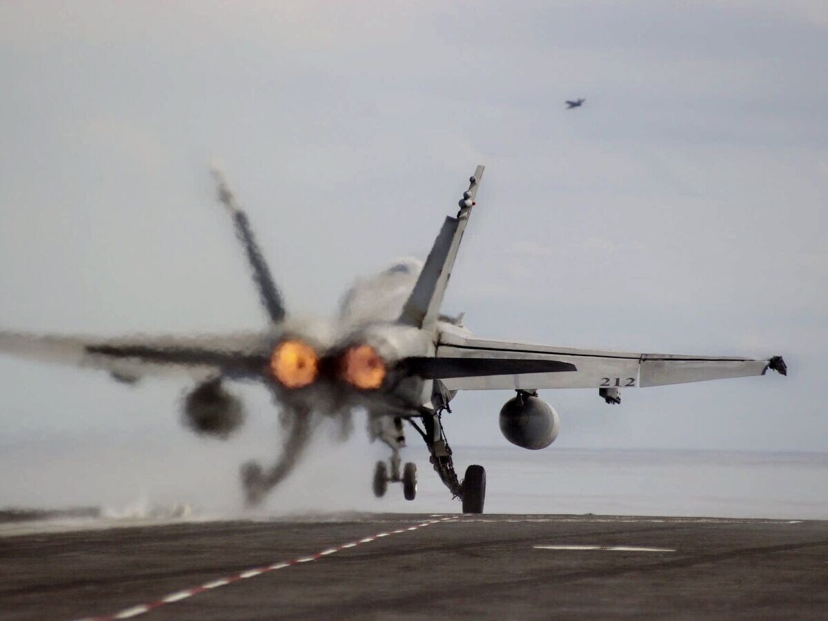    Американский истребитель F/A-18© AP Photo / Gary C. Knapp