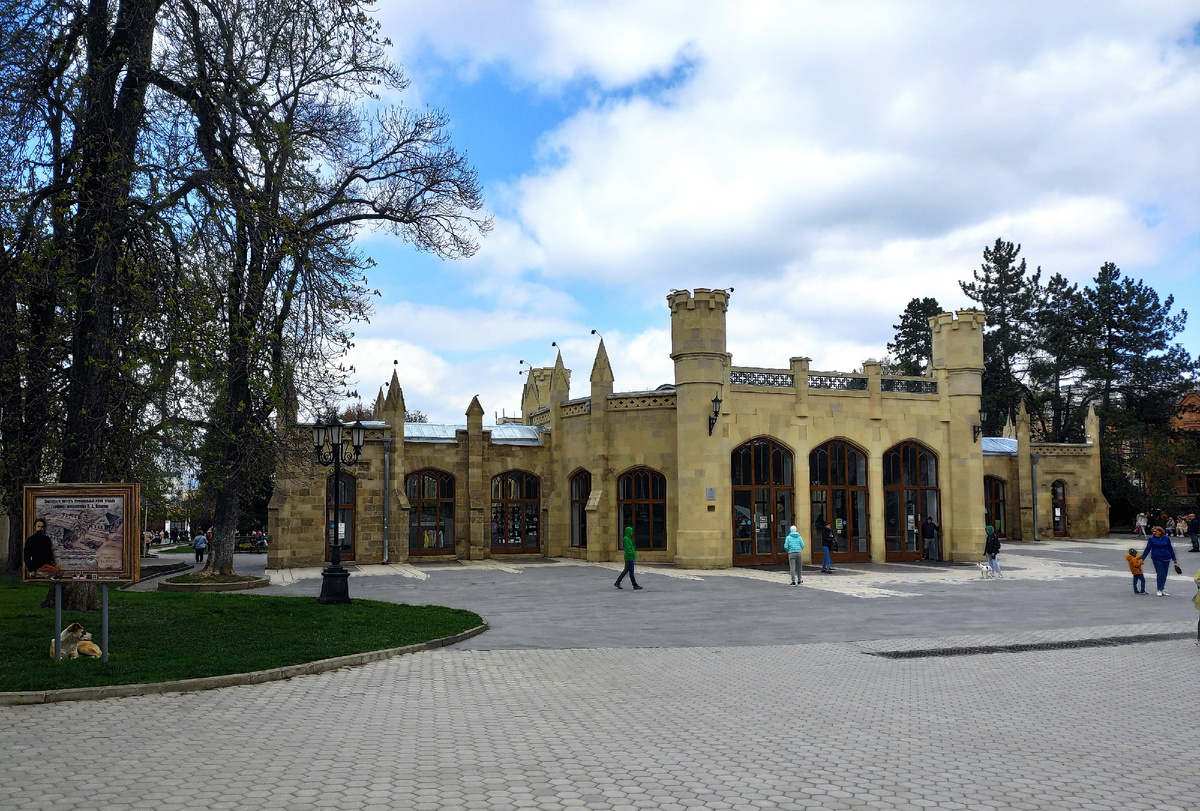 Центральный вход