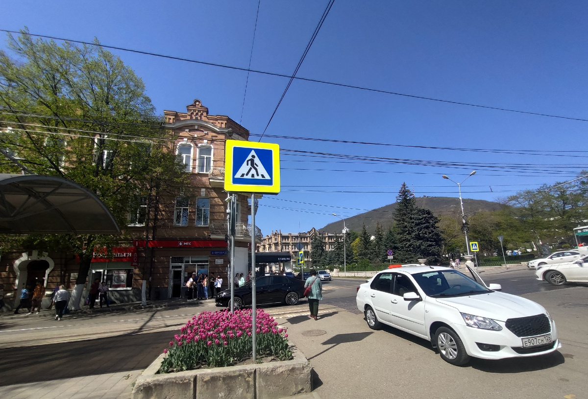 Дорога к парку через сквер