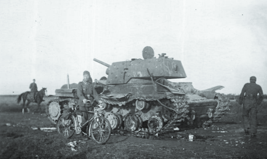 Немцы у советской боевой машины КВ-1.