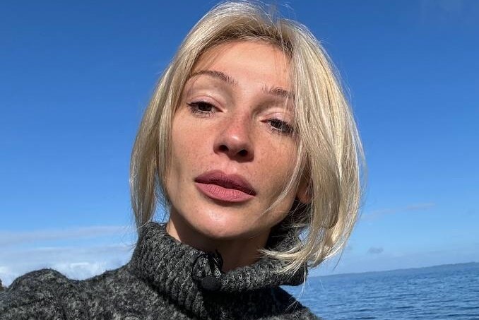     Настя Ивлеева показала необычные подарки от «душного мужа»