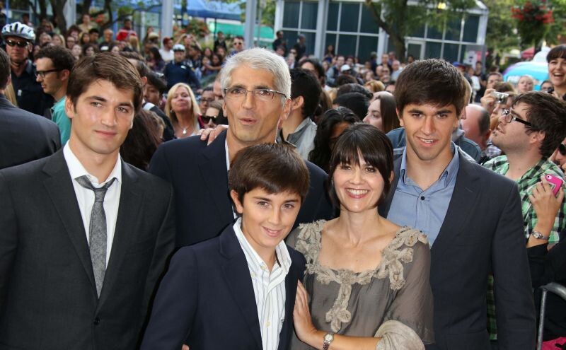    Реальная семья Альварес на премьера фильма "Невозможное. Торонто, сентябрь 2012. ФОТО: Alec Michael/ Global Look Press