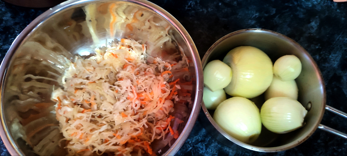 Ну и конечно же лука. 