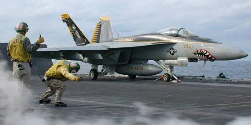 Американский самолёт стартует с авианосца.  фото: картинки яндекса.