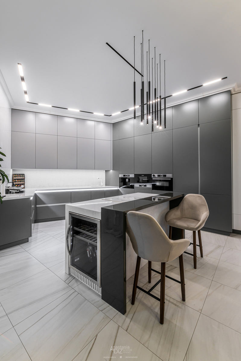 Реализация дизайн-проекта загородного дома. Наши партнёры укомплектовали дом материалами, освещением. Мебель и декоративные панели изготовлены индивидуально согласно дизайн-проекту. Камин облицован натуральным камнем. Ткани для мягкой мебели и текстильное оформление подбирались согласно дизайн-проекту. Также в проект была заложена система «умный дом» с управлением освещением и электрическими карнизами.