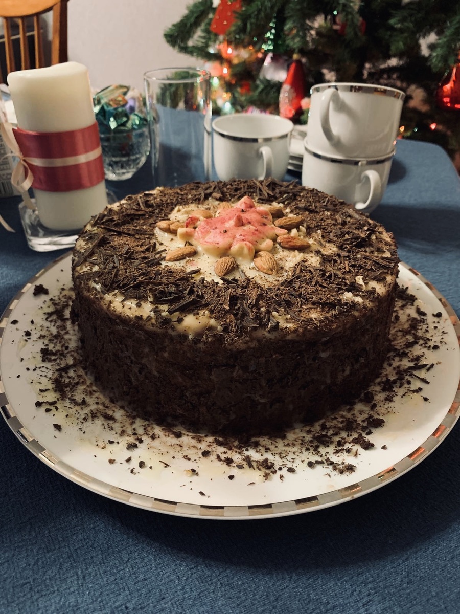 Фотография автора канала. Торт моего детства. Родители пекли его и пекут сейчас, обязательно под Новый год. Это традиция🙏.