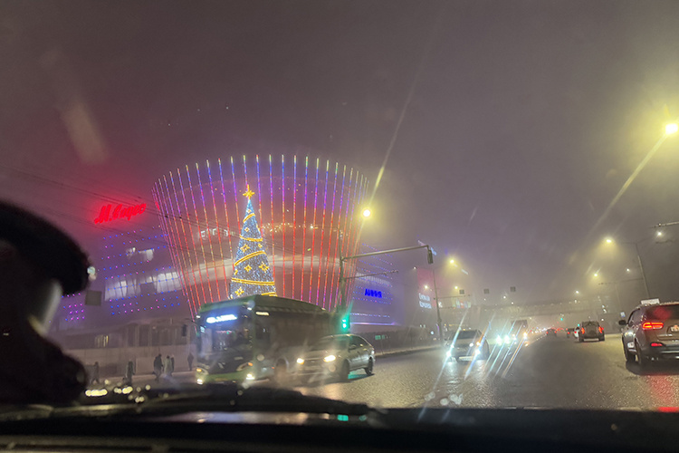    «Все освещено практически по-новогоднему, хотя местные говорят, что такое освещение здесь круглый год»