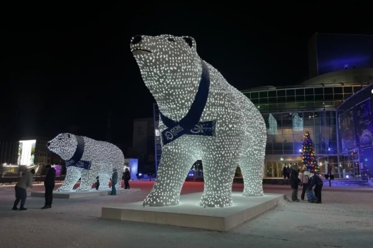    Мишки украшены гирляндой.