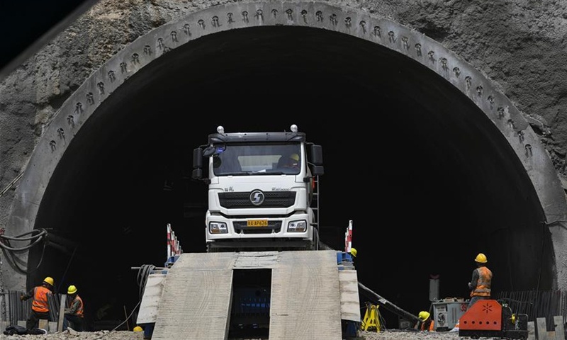 © Xinhua/Hu Huhu (Строительство тоннеля Tianshan Shengli в КНР)