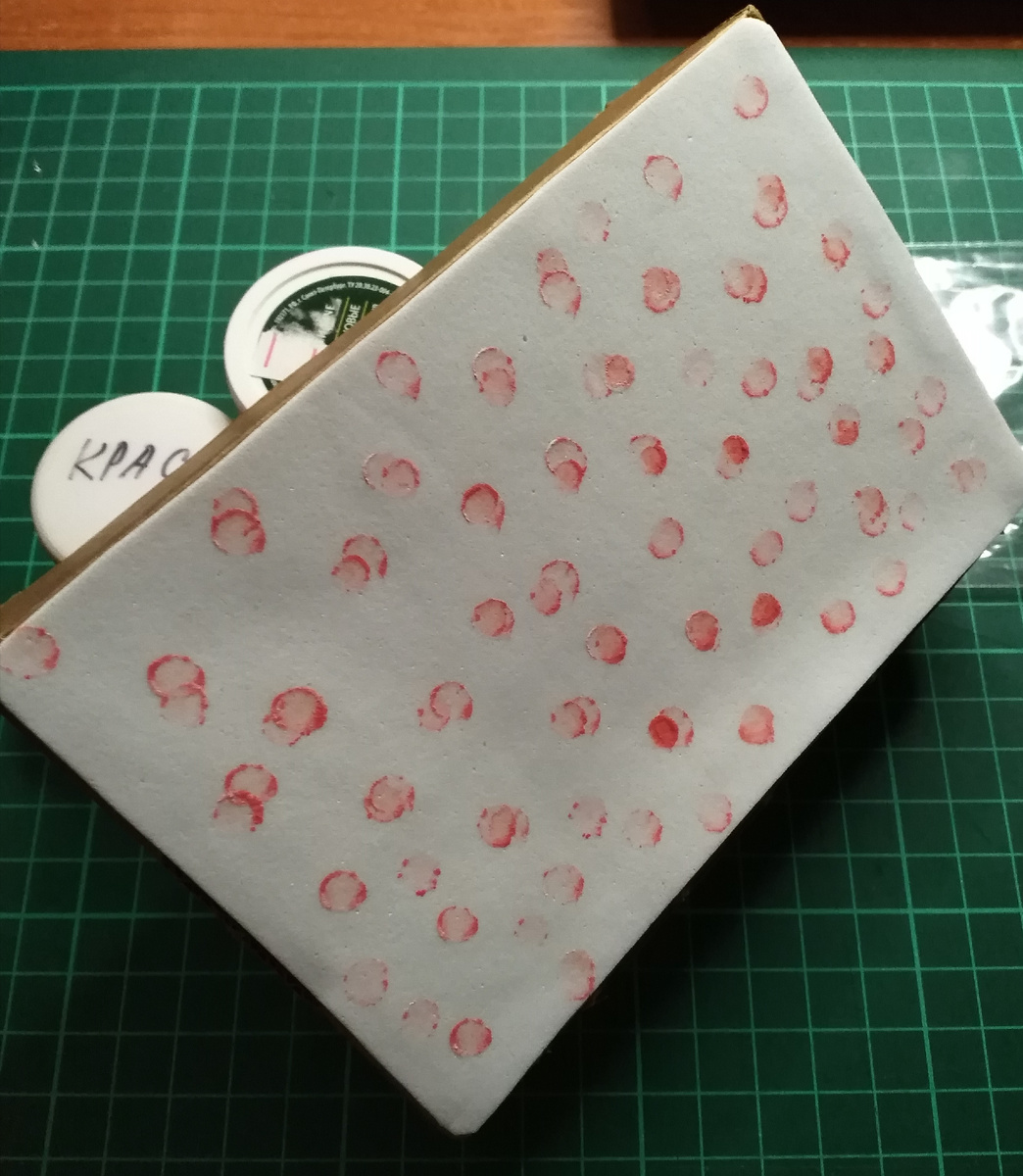 Добавила фоамирану немного декора при помощи розовой гуаши и ватной палочки. 