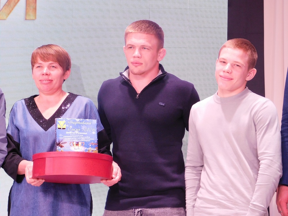    Ольга Владимировна, Сергей и Михаил Степановы на церемонии награждения. Фото Анны Зубаревой