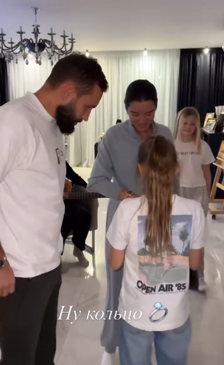 Ксения Бородина показала дочке Теоне свое помолвочное кольцо. Фото: соцсети