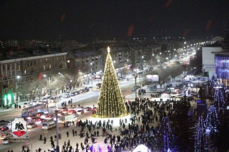    Главную елку города торжественно открыли в Орске Белов Михаил Александрович