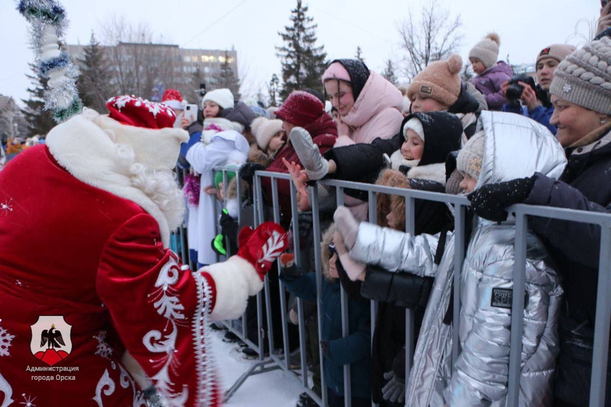  📷    Главную елку города торжественно открыли в Орске Белов Михаил Александрович