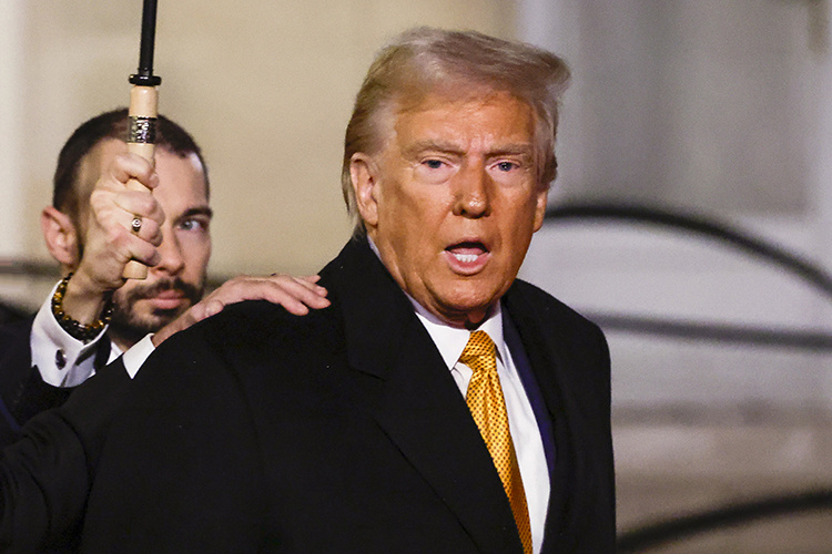    «Дональд Трамп анонсировал повышение пошлин на импорт от 10 до 100 процентов в зависимости от вида товара и его производителя, и это повышение, если оно будет реализовано, немедленно обернется ростом цен в американских магазинах».   
Фото: © Henri Szwarc/ Keystone Press Agency/ www.globallookpress.com