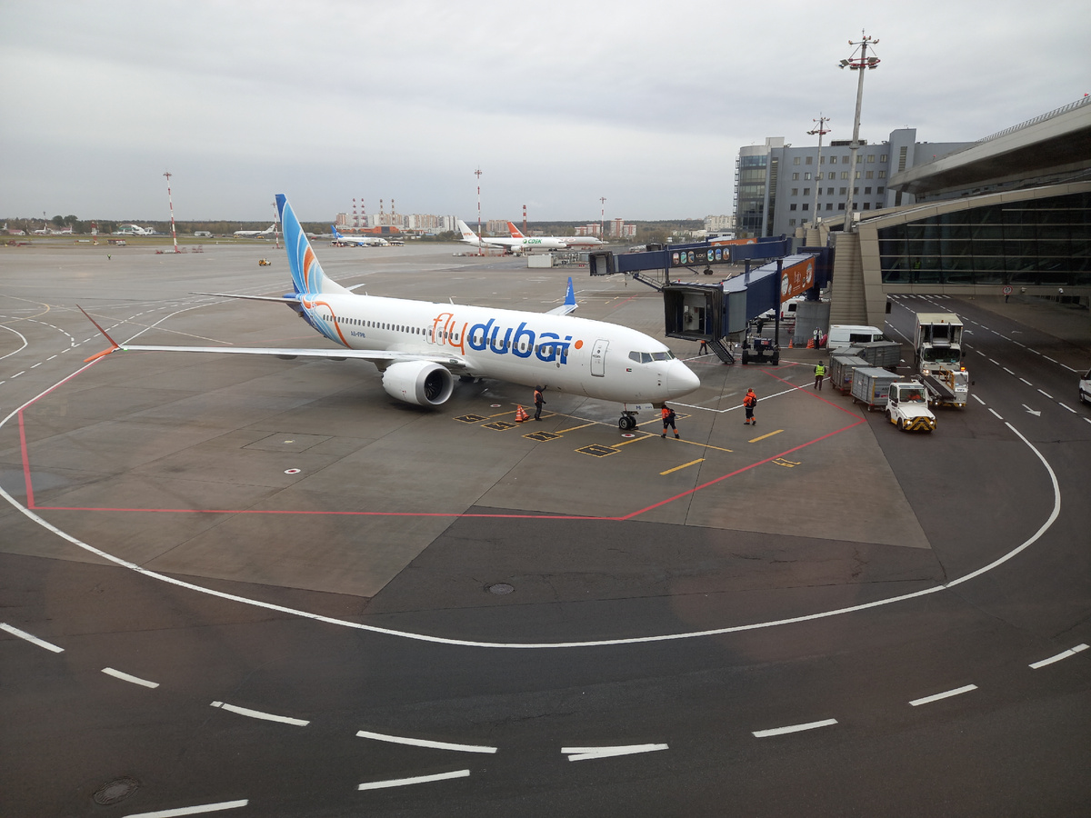 Самолет авиакомпании Fly Dubai в аэропорту Внуково. Москва. Россия.