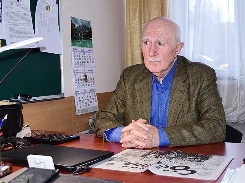 Директор Валерий Кесаев