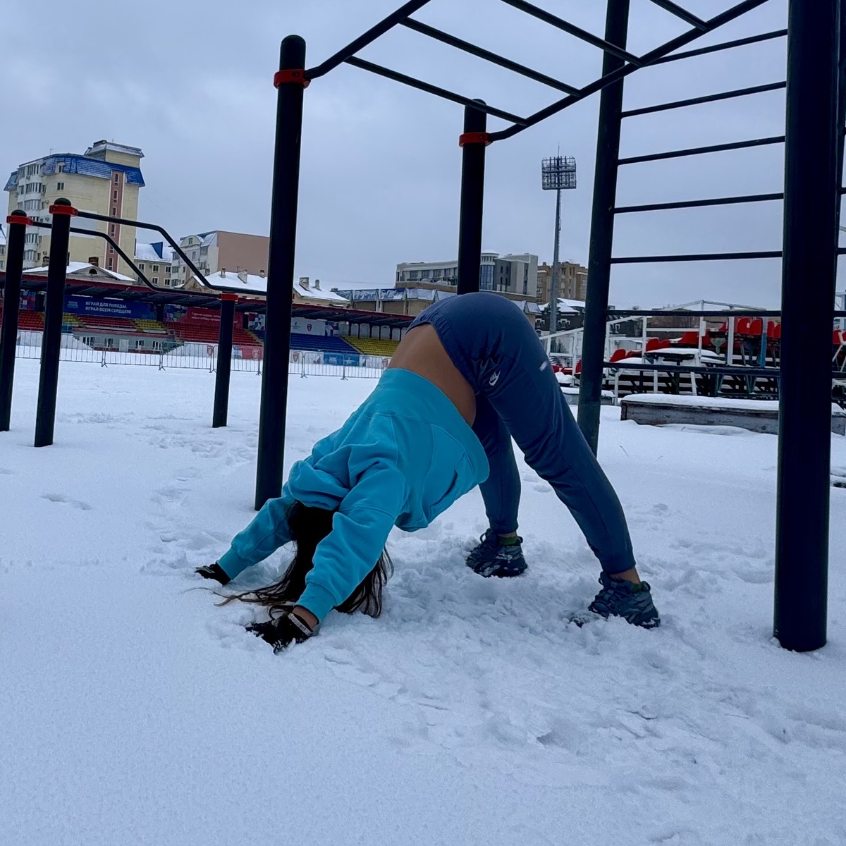 Собака мордой вниз на растяжение позвоночника и всей поверхности ног!