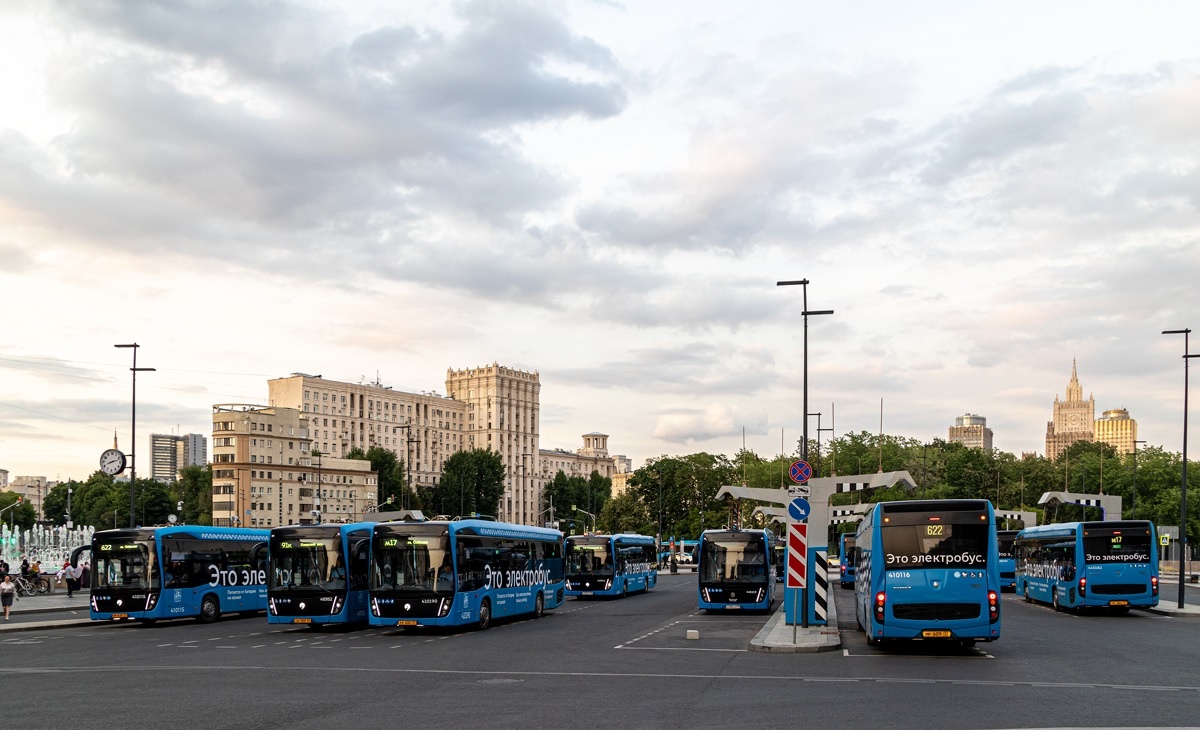 Электробусы на конечной остановке у Киевского вокзала столицы. Фото сайта transphoto.org