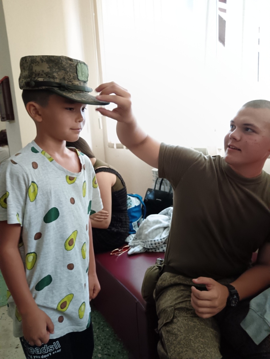 У меня два сына Максим старший 19 лет служит в армии, и младший Фомушка 8 лет ходит в школу. 