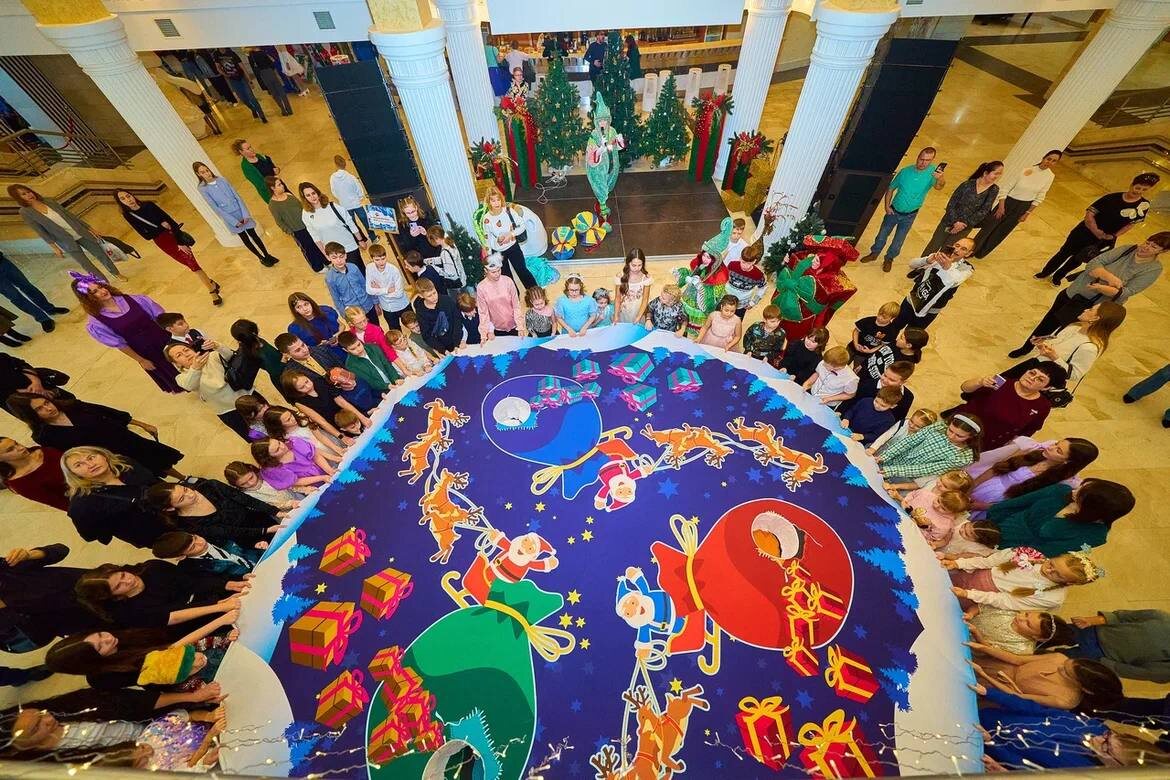    Югорская новогодняя елка собрала 500 детей со всего региона
