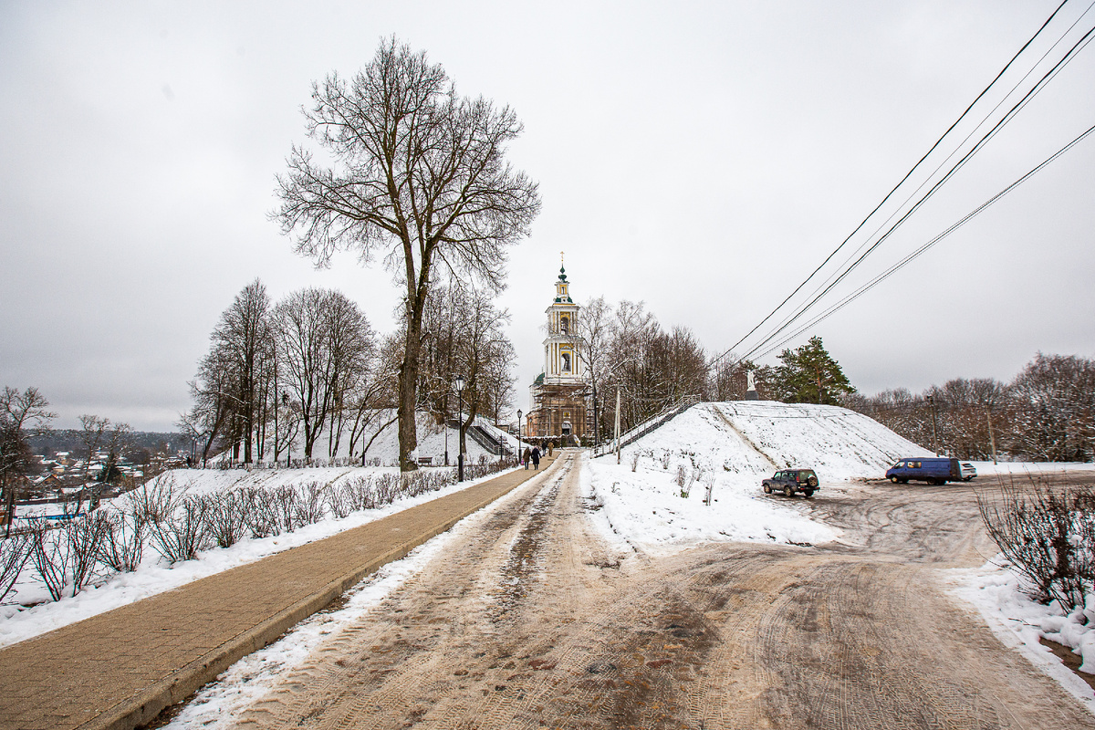 Валы Верейского кремля и собор Рождества Христова. Верея, Наро-Фоминский городской округ, Московская область. Фото автора статьи 