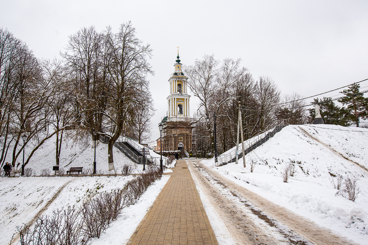 Валы Верейского кремля и собор Рождества Христова. Верея, Наро-Фоминский городской округ, Московская область. Фото автора статьи 