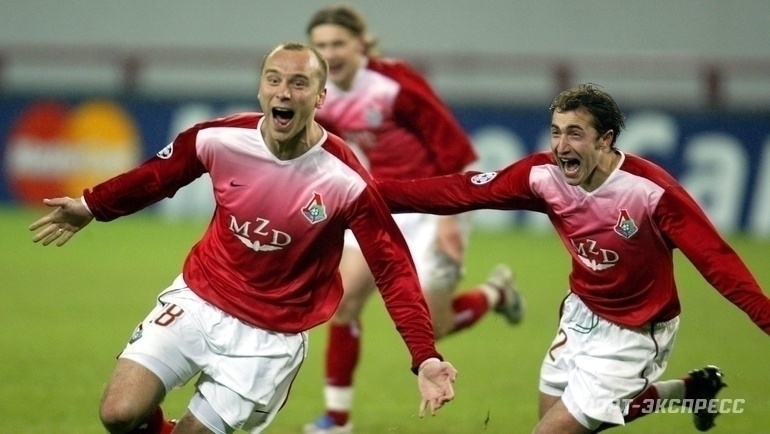    Полузащитник «Локомотива» Дмитрий Хохлов и Михаил Ашветия после гола «Интеру» (3:0) в матче Лиги чемпионов 21 октября 2003 года.Алексей Иванов архив «СЭ»