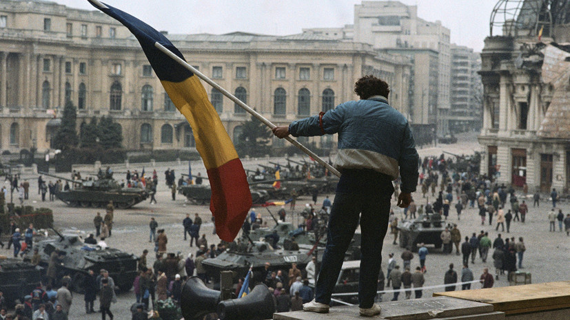     Несмотря на членство в соцлагере, Румыния при Чаушеску проводила достаточно независимую от СССР политику. Однако смены системы он не желал. После начала перестройки в СССР Чаушеску заявил: «Скорее Дунай потечёт вспять, чем состоится перестройка в Румынии» Gettyimages.ru David Turnley/Corbis/VCG
