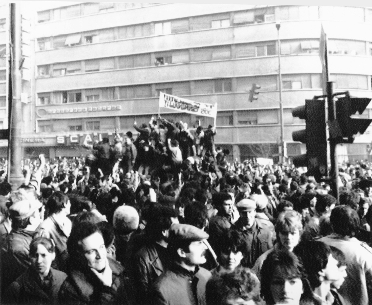    На митинге Чаушеску призвал сохранить единство страны и пообещал повысить зарплаты. После прекращения митинга в Бухаресте и других городах Румынии вспыхнули масштабные акции протеста / AP