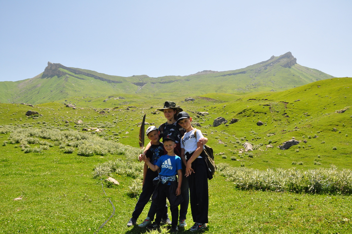 Туристы спешиваются в с. Цыйша, у подножия Шунудаг