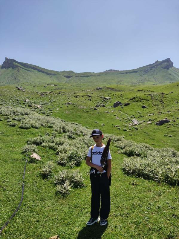 Перо гордого беркута, найденное у подножия Шунудаг, юный турист решил увезти в Москву