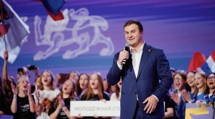    Виталий Хоценко на церемонии объявления итогов конкурса на звание молодежной столицы России. Фото: портал Правительства Омской области