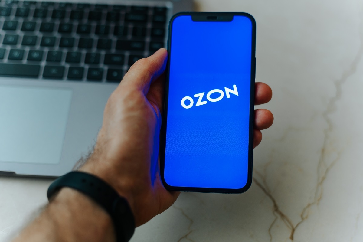 Shutterstock📷Ozon Банк не берет комиссию за переводы, но ее может взять банк, из которого вы пополняете карту